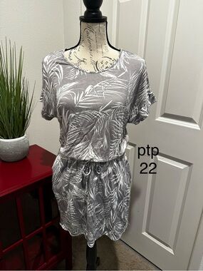 Hilary Radley Gray and White Tropical Print Top